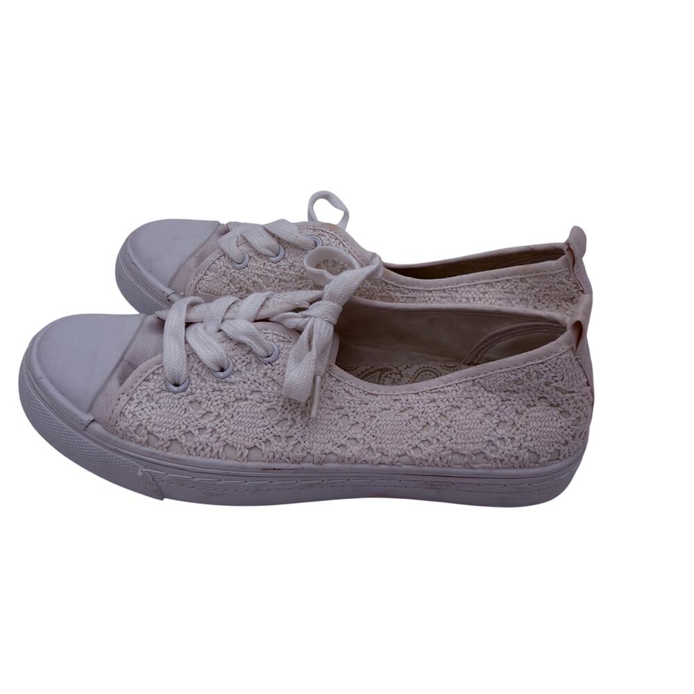 Maurices Women's White Lace Crochet Low Top Sneakers Shoes NWT Size 9 - Picture 4 of 9
